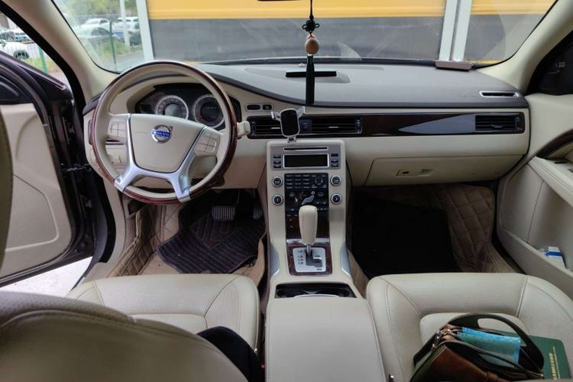 Used Volvo S80L 2011 2.0T ZhiZun Edition Center Console