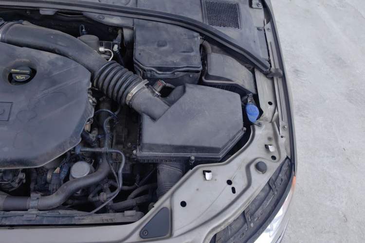 Used Volvo S80L 2011 2.0T ZhiZun Edition Engine Bay Left