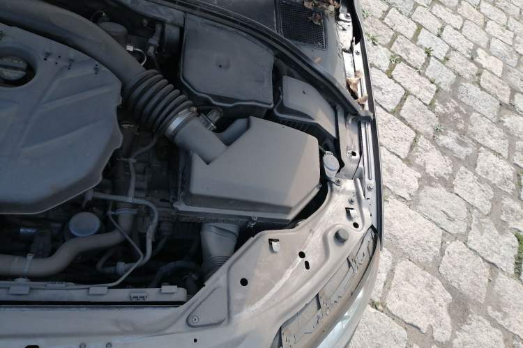 Used Volvo S80L 2011 2.0T ZhiZun Edition Engine Bay Left