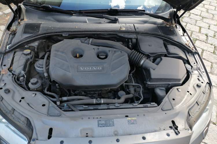 Used Volvo S80L 2011 2.0T ZhiZun Edition Engine Bay