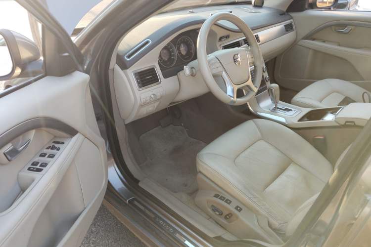 Used Volvo S80L 2011 2.0T ZhiShang Version Interior 3