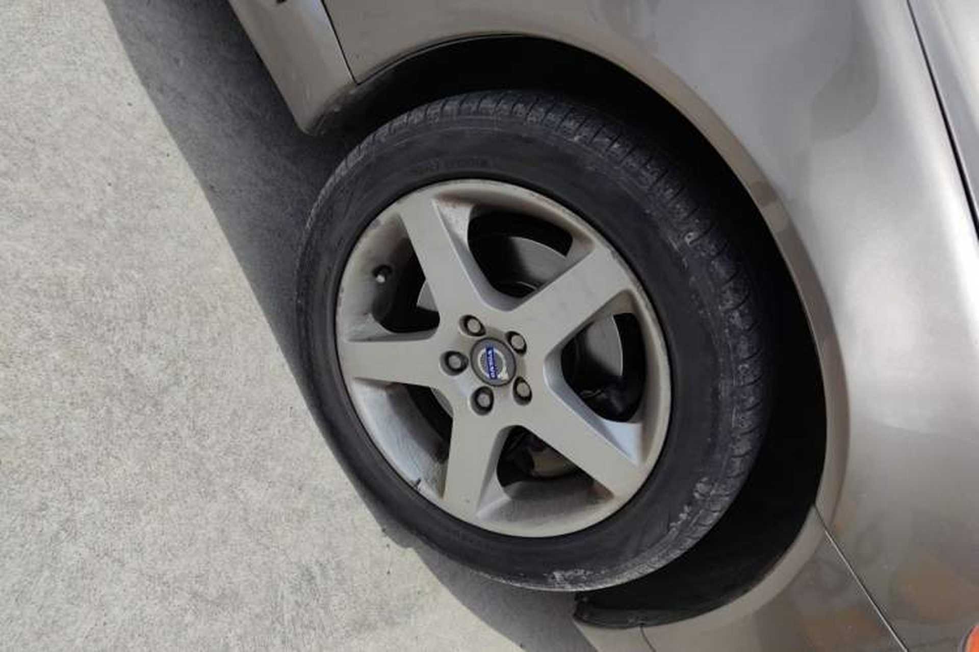 Used Volvo S80L 2011 2.0T ZhiZun Edition Right Front Wheel Hub