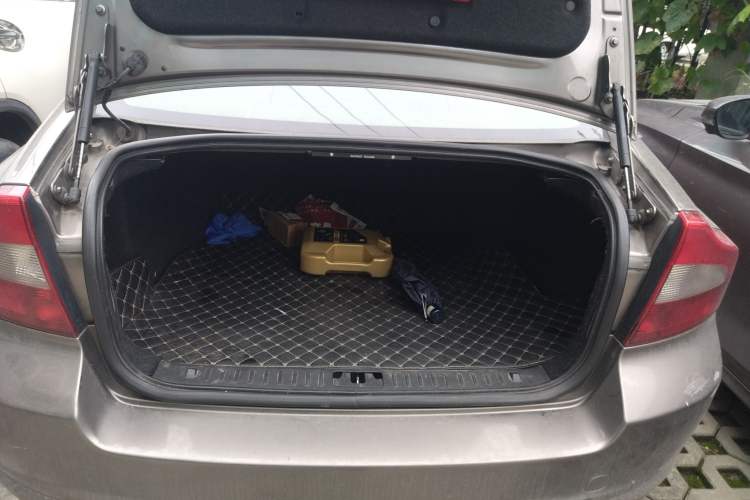 Used Volvo S80L 2011 2.0T Zhiya Edition Trunk