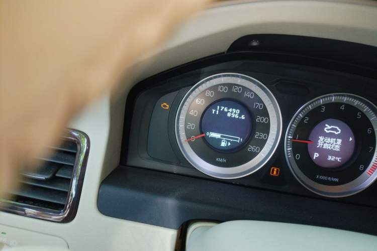 Used Volvo S80L 2011 2.0T ZhiZun Edition Odometer Close Up