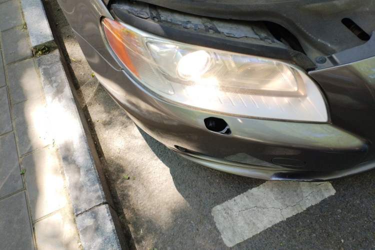 Used Volvo S80L 2011 2.0T ZhiZun Edition Right Front Headlight