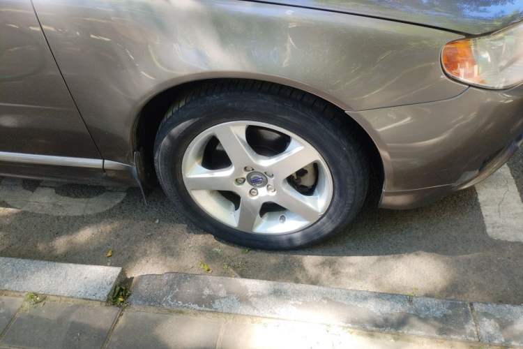 Used Volvo S80L 2011 2.0T ZhiZun Edition Right Front Wheel Hub