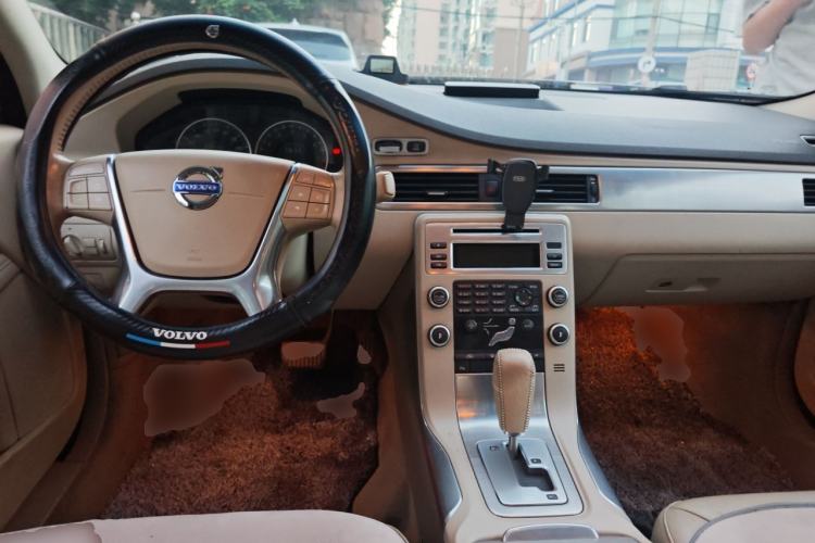 Used Volvo S80L 2011 2.0T Zhiya Edition Center Console