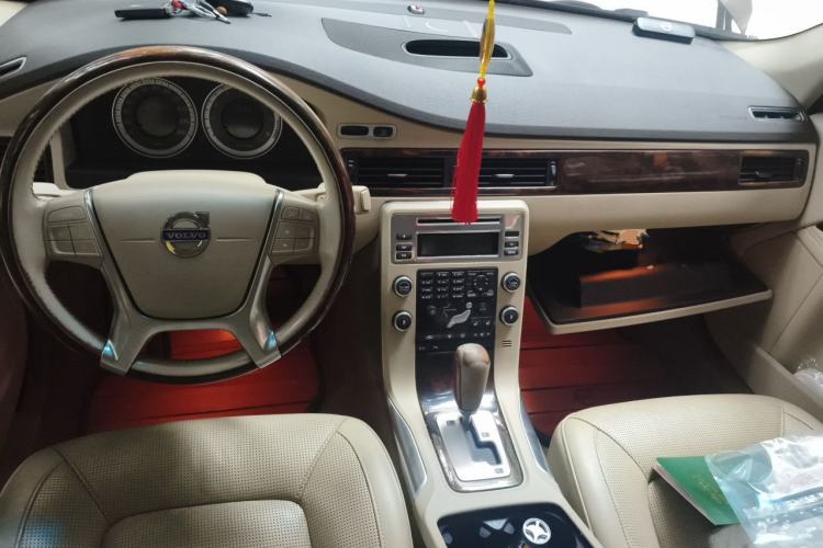 Used Volvo S80L 2011 2.0T ZhiZun Edition Center Console