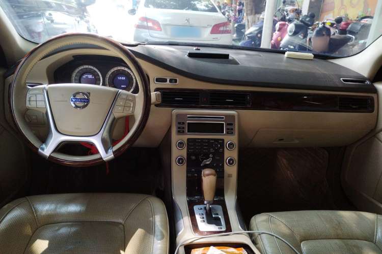 Used Volvo S80L 2011 2.0T ZhiZun Edition Center Console