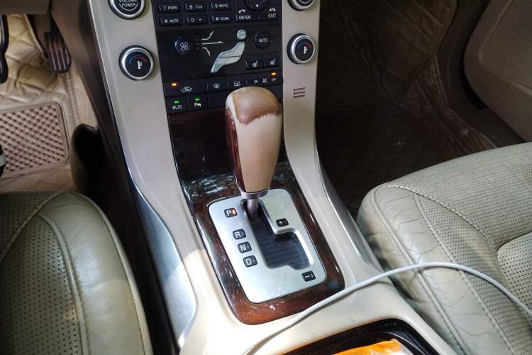 Used Volvo S80L 2011 2.0T ZhiZun Edition Gear Lever