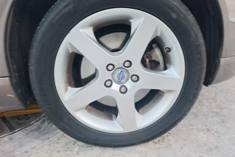 Used Volvo S80L 2011 2.0T Zhiya Edition Right Front Wheel Hub