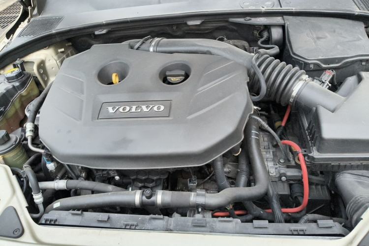 Used Volvo S80L 2011 2.0T ZhiShang Version Engine Bay