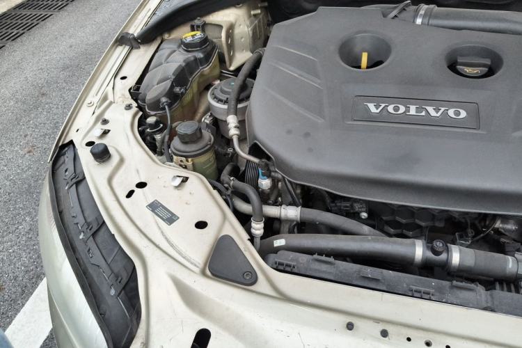Used Volvo S80L 2011 2.0T ZhiShang Version Engine Bay Right