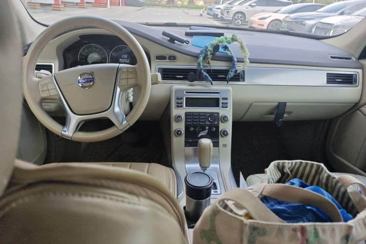 Used Volvo S80L 2012 2.0T ZhiShang Version Center Console