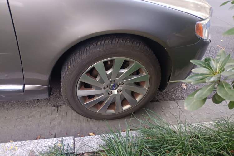 Used Volvo S80L 2012 2.0T T5 Luxury Edition Right Front Wheel Hub