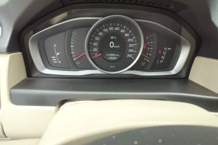 Used Volvo S80L 2014 2.0T T5 Intelligent Luxury Edition Odometer Close Up