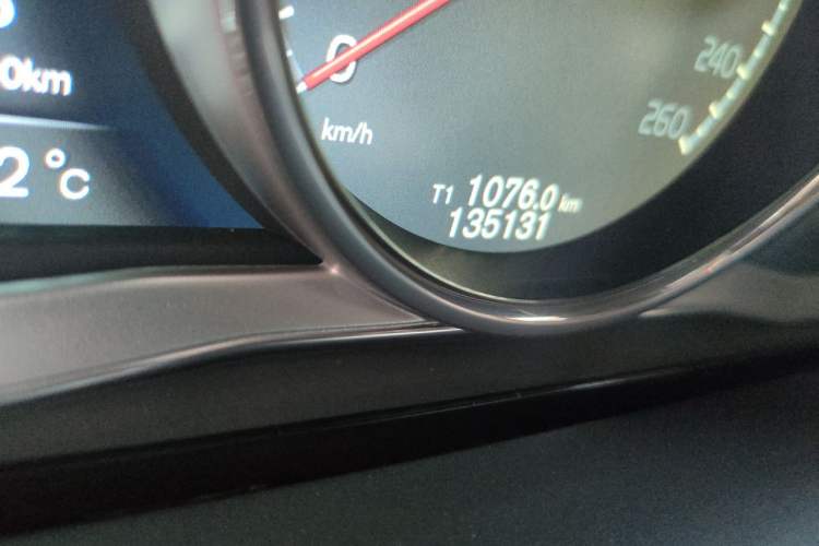 Used Volvo S80L 2014 2.0T T5 Smart Luxury Edition Odometer Close Up