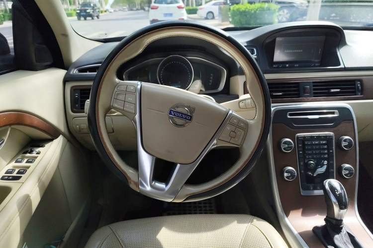 Used Volvo S80L 2014 2.0T T5 Smart Luxury Edition Steering Wheel