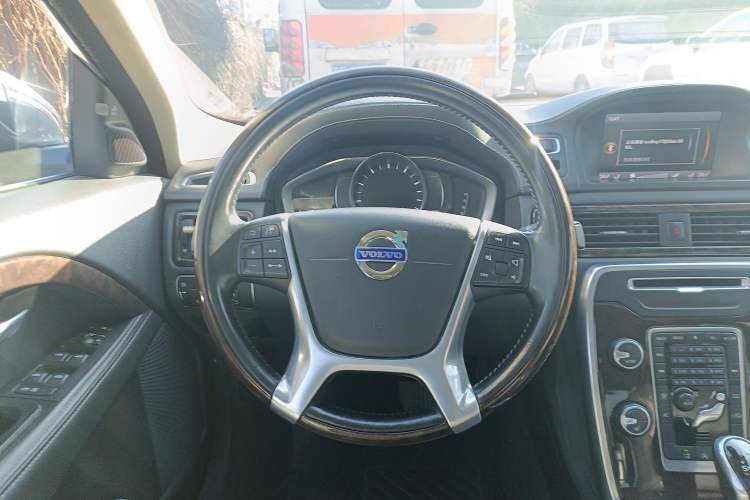 Used Volvo S80L 2014 2.0T T5 Luxury Executive Edition Steering Wheel