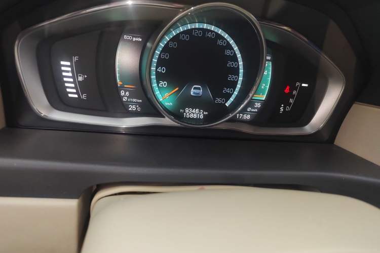Used Volvo S80L 2015 2.0T T5 Smart Luxury Edition Odometer Close Up