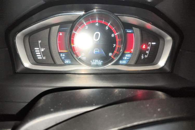 Used Volvo S80L 2015 2.0T T5 Smart Edition Odometer Close Up