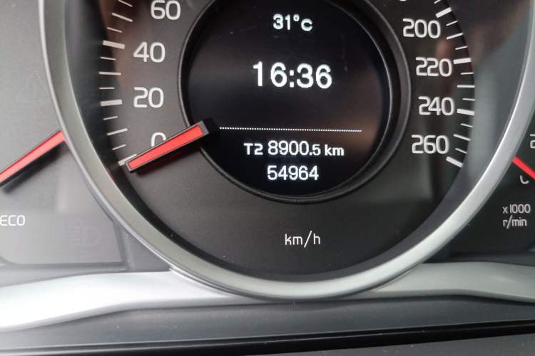 Used Volvo S80L 2015 2.0T T5 Smart Edition Odometer Close Up