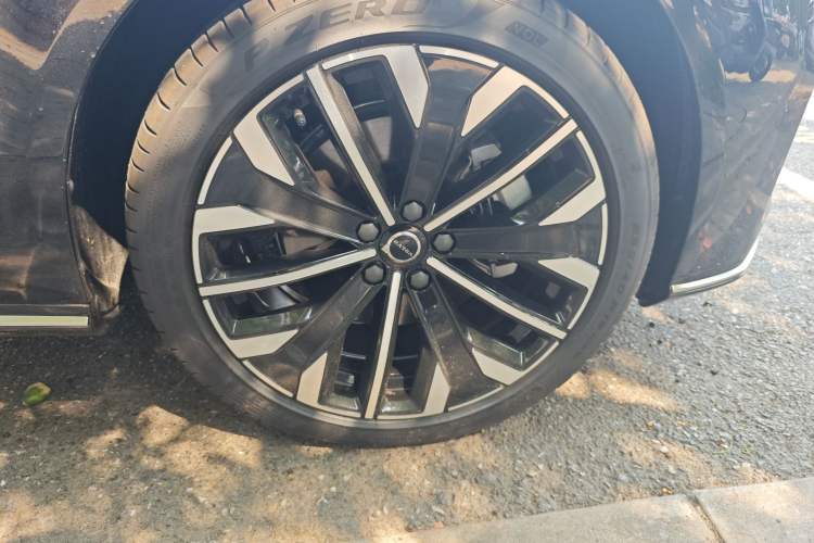 Used Volvo S90 2026 B5 Zhiyuan Luxury Edition Right Front Wheel Hub