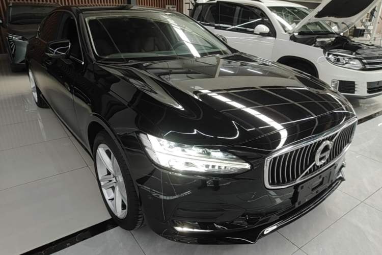 Used Volvo S90 2017 T4 Zhiyuan Edition Front Right 45 Deg