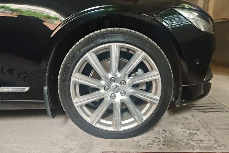 Used Volvo S90 2017 T5 Smart Luxury Edition Right Front Wheel Hub