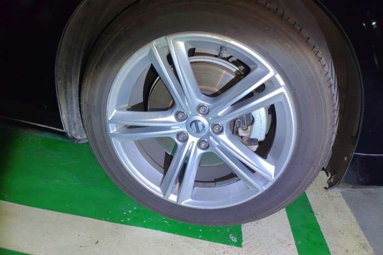Used Volvo S90 2017 T4 Zhiyuan Edition Right Front Wheel Hub