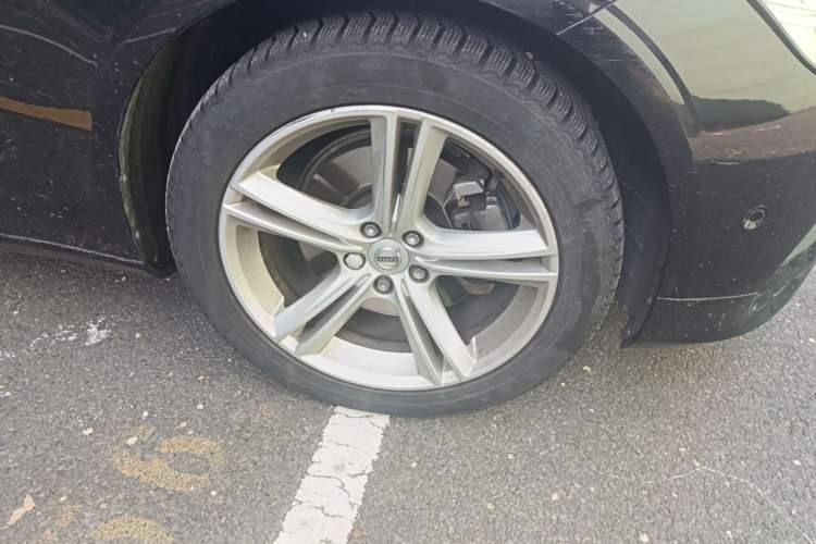Used Volvo S90 2017 T4 Zhiyuan Edition Right Front Wheel Hub