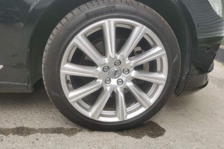 Used Volvo S90 2017 T5 Prestige Edition Right Front Wheel Hub