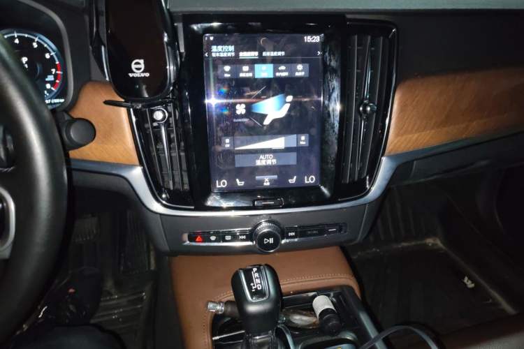 Used Volvo S90 2017 T5 Smart Luxury Edition Audio And AC Panel