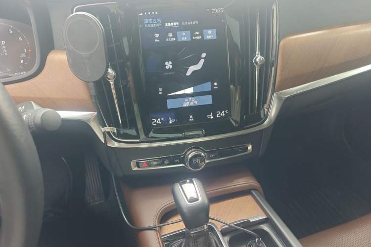 Used Volvo S90 2017 T5 Prestige Edition Audio And AC Panel
