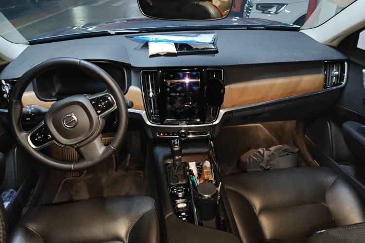 Used Volvo S90 2017 T5 Smart Luxury Edition Center Console