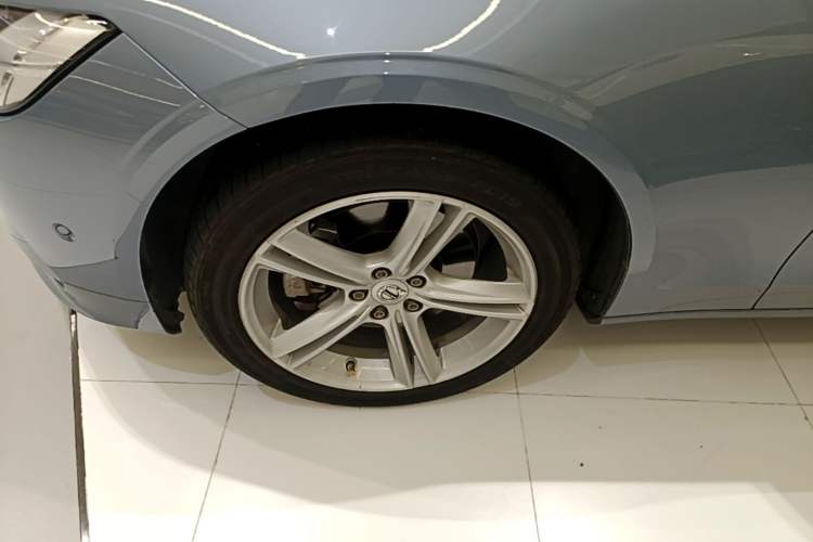Used Volvo S90 2017 T4 Zhiyuan Edition Left Front Wheel Hub