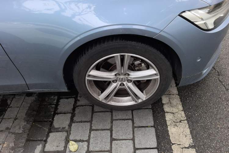Used Volvo S90 2017 T4 Zhiyuan Edition Right Front Wheel Hub