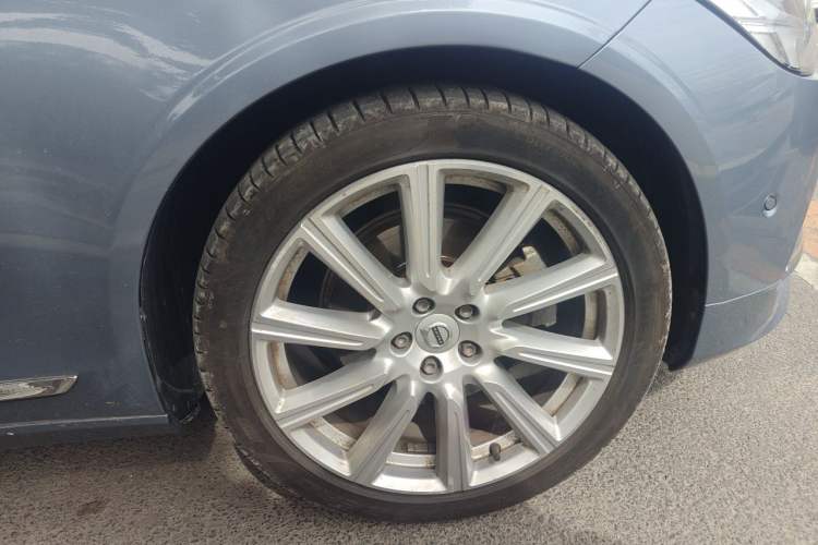 Used Volvo S90 2017 T5 Prestige Edition Right Front Wheel Hub