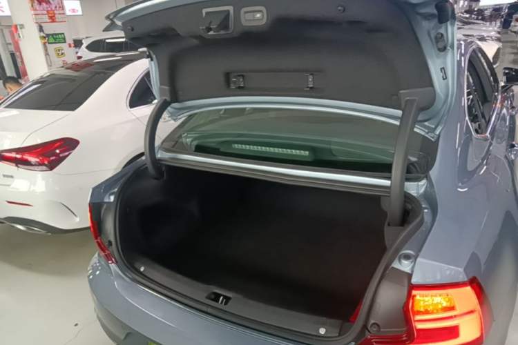Used Volvo S90 2017 T5 Zhiyuan Edition Trunk