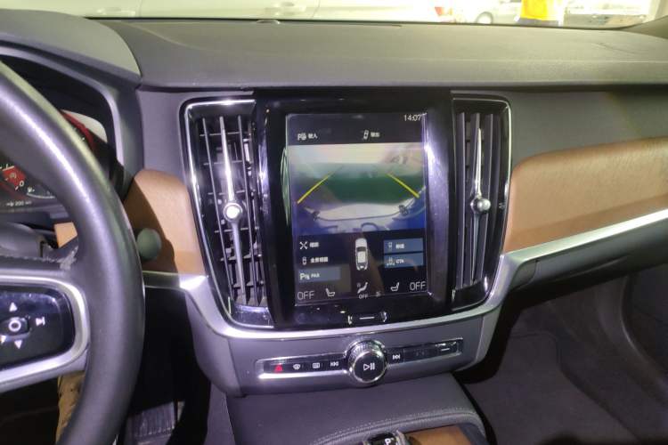 Used Volvo S90 2017 T5 Smart Luxury Edition Audio And AC Panel