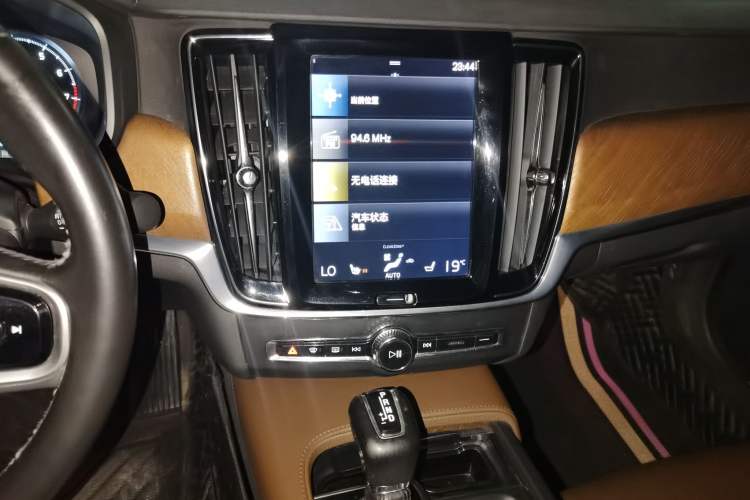 Used Volvo S90 2017 T5 Smart Luxury Edition Audio And AC Panel