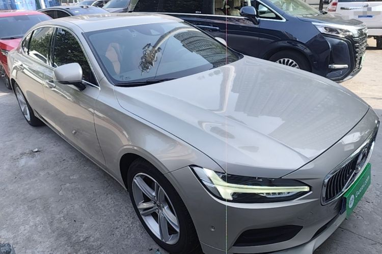 Used Volvo S90 2017 T4 Zhiyuan Edition Front Right 45 Deg