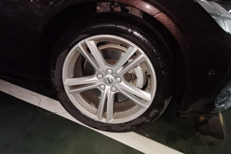 Used Volvo S90 2017 T4 Zhiyuan Edition Right Front Wheel Hub