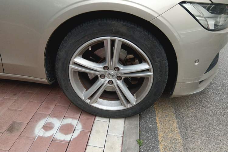 Used Volvo S90 2017 T4 Zhiyuan Edition Right Front Wheel Hub