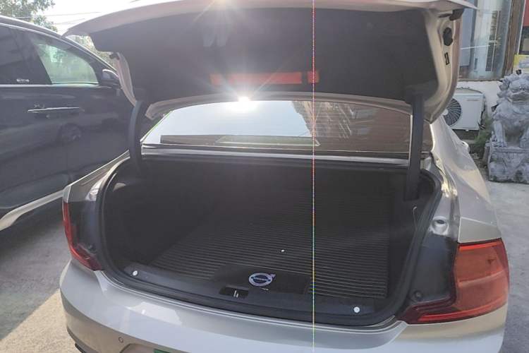 Used Volvo S90 2017 T4 Zhiyuan Edition Trunk