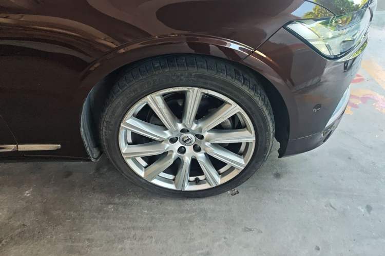 Used Volvo S90 2017 T5 Prestige Edition Right Front Wheel Hub