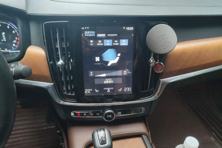 Used Volvo S90 2017 T5 Prestige Edition Audio And AC Panel