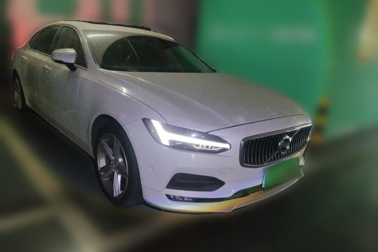 Used Volvo S90 2017 T4 Zhiyuan Edition Front Right 45 Deg