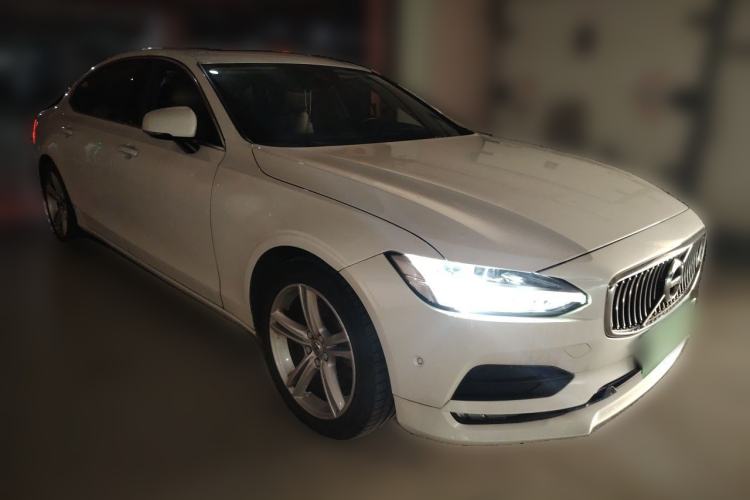 Used Volvo S90 2017 T4 Zhiyuan Edition Front Right 45 Deg