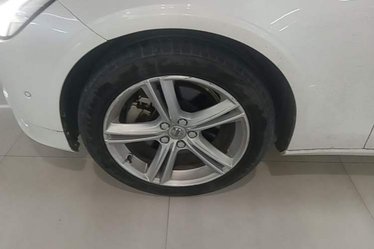 Used Volvo S90 2017 T4 Zhiyuan Edition Left Front Wheel Hub